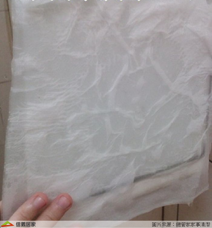 實鏡面上的水垢是自來水中的鈣或氯，與肥皂成份起反應而凝結而成，因為水垢是鹼性，可藉著酸性的醋來中和，可以將水垢分解並去除掉。