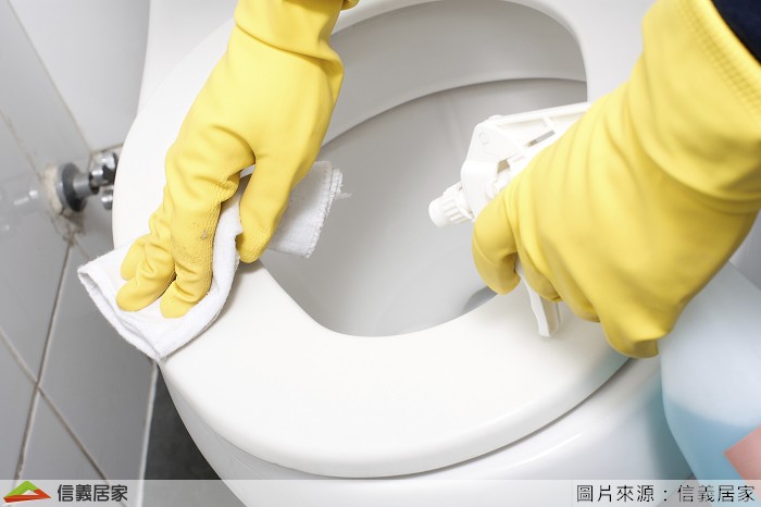 平時在使用馬桶後就要養成，「髒了立即用廁所刷子清乾淨的衛生習慣」。  最好能定期每一星期利用廁所清潔劑清洗1-2次，將馬桶專用清潔劑沿著邊緣倒入，待3-5分鐘污垢溶解之後，再用刷子刷洗。