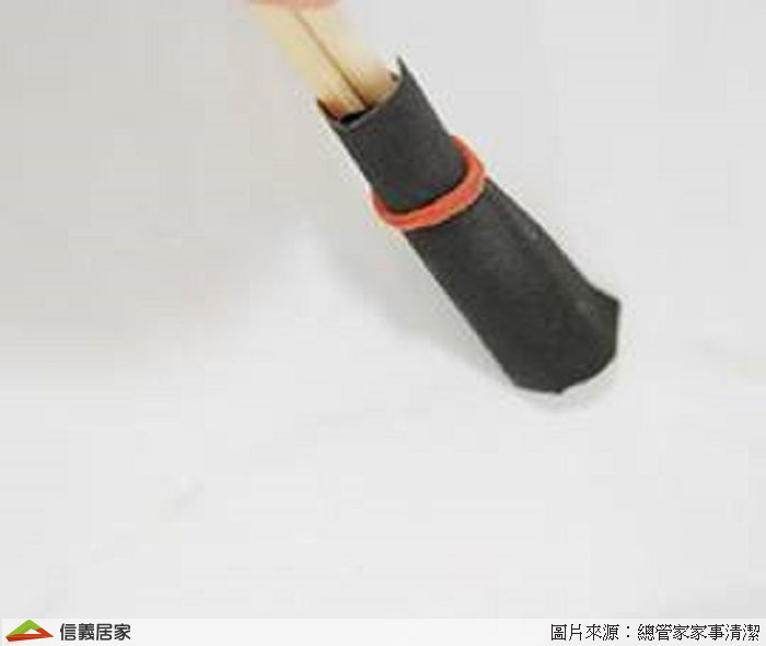 如果尿漬殘留嚴重，可以準備一雙免洗筷，到五金行買800號以上的細水砂紙，水砂紙有拋光功能，利用這水砂紙用磨擦拋光的方式，就可以簡單除掉惱人的馬桶污垢喔！