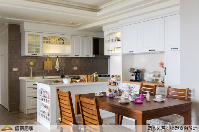 美式鄉村風格特有的廚具與義大利拼色彩釉壁磚，彩釉的立體感搭配拼貼變化，是鄉村風中常使用的點綴元素