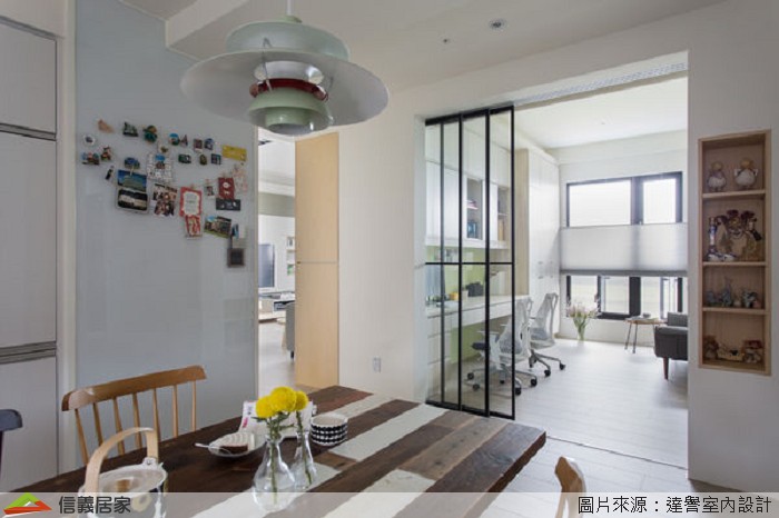 餐廳區的亮度比起廚房稍弱，但保持桌面依然明亮，利用吊燈設計，讓用餐區域周圍氛圍有不同照度及光影變化，
