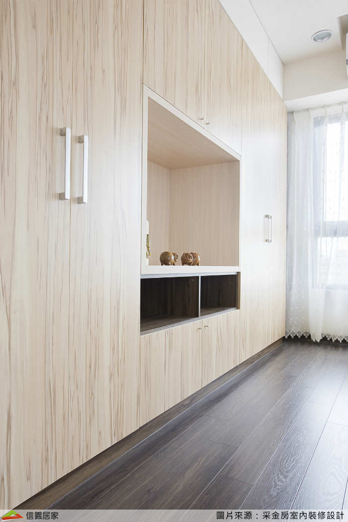 橡木色的地板溫暖沈穩，楓木色是放鬆舒服的感覺。即使佔滿整面牆的系統衣櫃亦不會給人壓迫感。