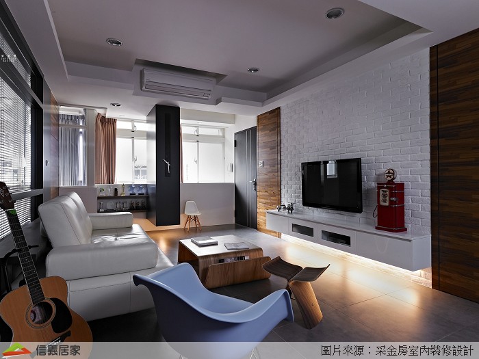 簡約俐落的系統家具，設計師利用棕色、深色木紋貼皮點綴，搭配深色鐵件與皮質桌椅等，為屋主一家打造都市叢林中的一抹寧靜。平常工作忙、回到家倒頭就睡；假日早點起床、一家人在窗邊享受一杯咖啡的寧靜與晨光的照耀。輕盈的線條延伸無垠、簡逸而舒適的透明無雜質，成就一個家風格。