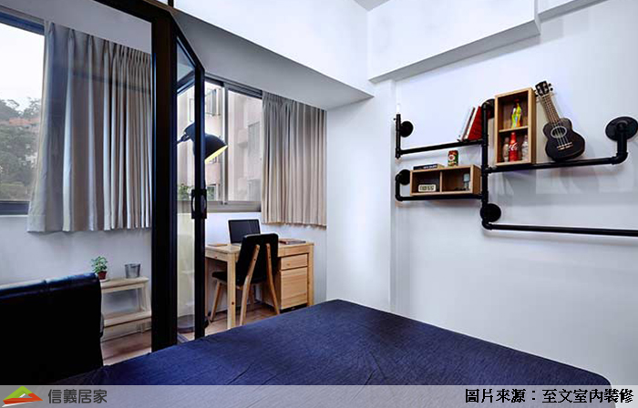 ，利用牆面鐵管製作置物書架，又可掛毛巾或雨傘等東西。