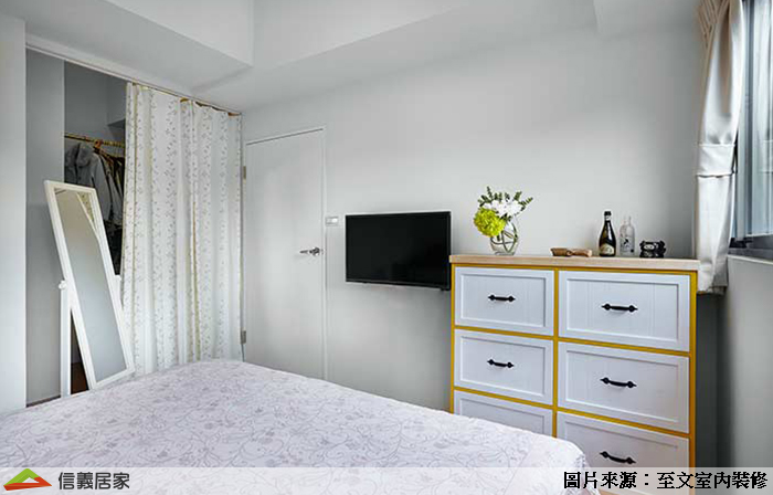 利用布簾隔出更衣室，並搭配活動式家具，避免小坪數因隔間太多而顯得空間狹小或侷促。