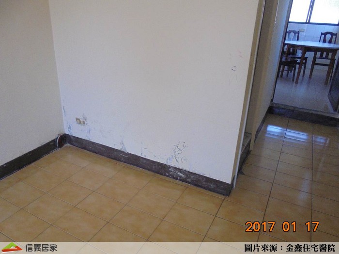 雨水經由建築物牆面滲入電氣管路，再流入室內電氣出口。需檢查屋頂弱電管線入口端或屋頂防水。