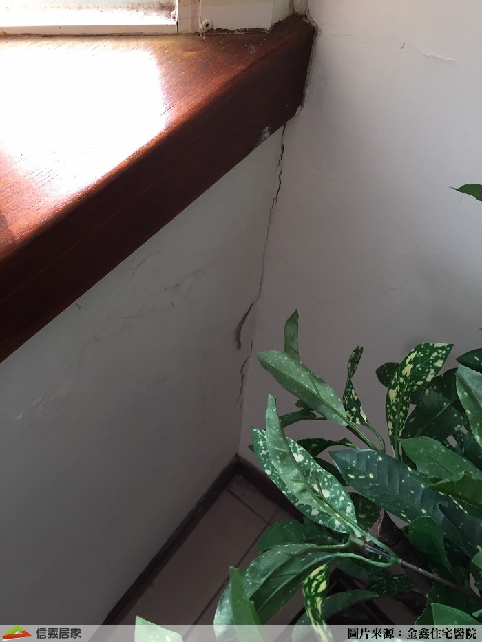 迎風面內牆漏水（非帷幕外牆）多為外牆防水不良，例如某些建築物外露樑施工縫、外牆剪力裂縫及外牆造型結構施工縫等，造成的滲漏水或壁癌；最好針對不同建築結構，依不同方式處理滲水或壁癌。