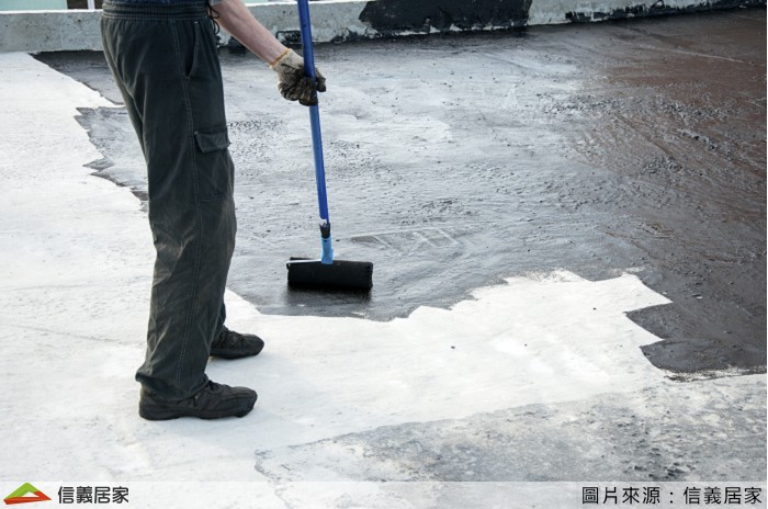 使用水壓機檢查樓上給水管路是否滲漏水，並關閉相關給水管路後（暫時停水8小時以上），紀錄天花板漏水狀況，可據以判斷冷熱水管路漏水。