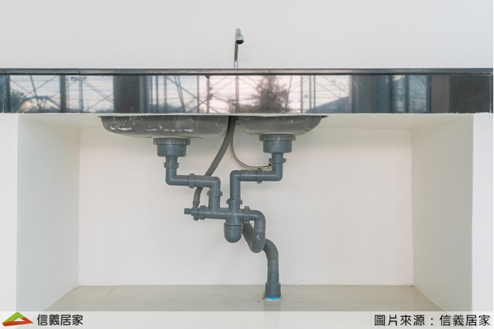 地面或牆角漏水，此一漏水情況多發生於浴室外牆，而這些漏水產生的原因多為浴室洗臉台排水管路漏水造成，可以使用連續放水方式檢查漏水量是否有變化。