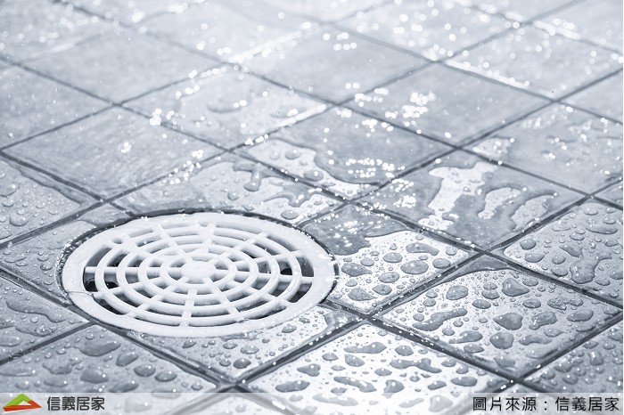 浴室管道間漏水，常造成浴室管道間外牆壁癌（由天花板延伸至地面） ，且樓下住戶亦有相同狀況發生；管道間內部漏水多屬給排水管路漏水。