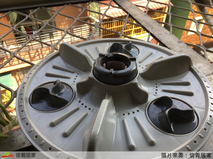 最近在網路上看到洗衣機清潔服務，看到別人的洗衣機內部如此「黑心」，有這麼誇張？不過想起每次洗完衣服都黏了灰灰的棉絮，忍不住在想，我家那台是不是也很髒啊？