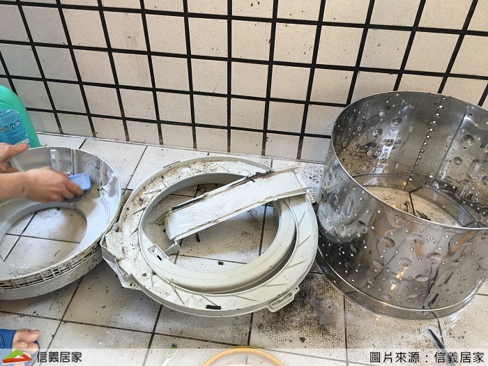 看著師傅很仔細的一一拆解每個零件，發現原來做這行不只是清洗功夫，還要瞭解每種不同廠牌、不同型號的洗衣機如何拆解、安裝，才能真正把洗衣機的每個零件部位都清洗乾淨，再完整的安裝回去；而不是只拆了內桶就沖一沖放回去，這就是真功夫所在。