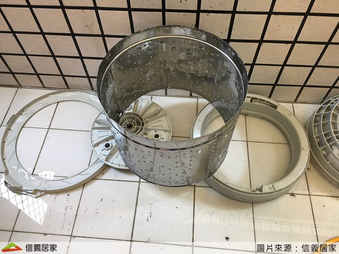 清洗完之後，發現連陽台地板都變好乾淨！有種順便賺到的感覺，洗洗衣機不小心贈送了陽台清潔。