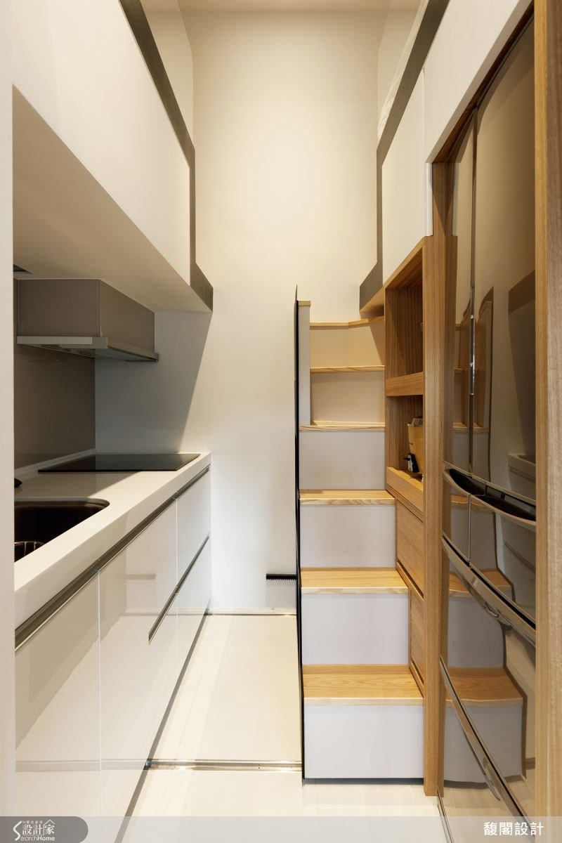 將上樓時的樓梯塞進廚房電器櫃的縫隙中，需使用時才按下遙控器呼叫樓梯出現