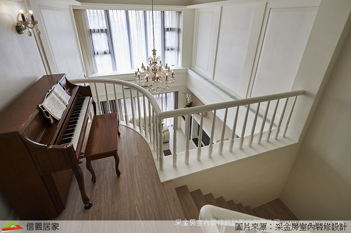 設計師利用物件結構，在梯間挑高空間擺放一架鋼琴，並在挑高的客廳放置水晶吊燈，同時運用線板立面展現古典元素，打造歌劇院般的視覺張力。