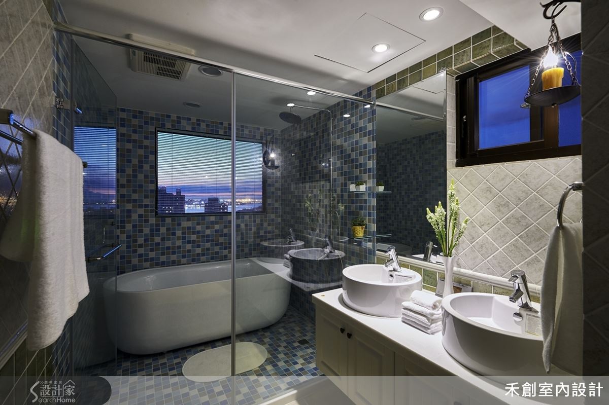 2 樓夾層原本有 2 間廁所，打掉後融合成 1 間擁有好 View 的超享受衛浴空間，現代化的設備搭配馬賽克、復古燈飾等鄉村風元素，再眺望窗外的美景，成為療癒力十足的浴室。