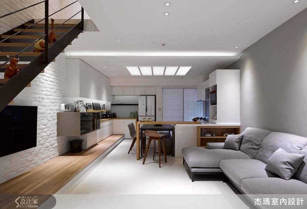 提到樓中樓空間，一般人多半會想到是適合單身貴族的美好空間，但是 12 坪的樓中樓空間，竟然可以滿足一家人的住宅期望，讓屋主全家都可以在這小空間裡，找尋到對於家的夢想與期待，更讓人好奇起設計師到底是用了甚麼小坪數裝潢設計魔法呢?