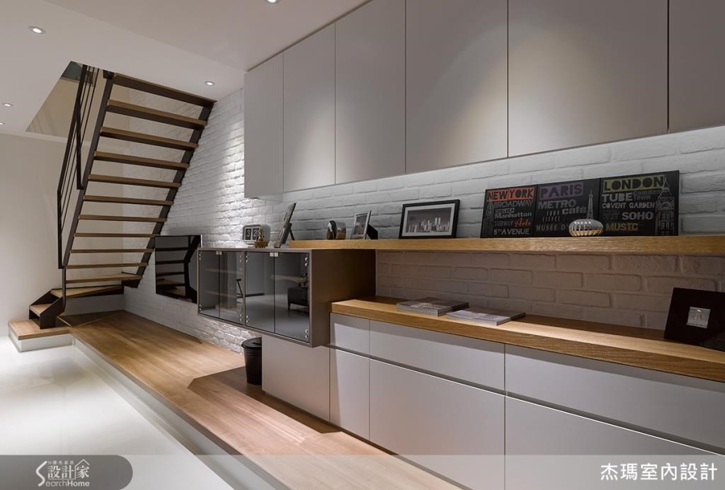 利用木質與柔白色系，讓小坪數的空間，營造出視覺的廣闊感，像是玄關空間就利用明鏡，使空間具有延伸；開放式的客餐空間，更顯得大器，電視牆面就以文化石，勾勒出空間的人文質感，再於牆面增設收納櫃體，讓空間顯得簡約，消弭生活中惱人的雜亂感。