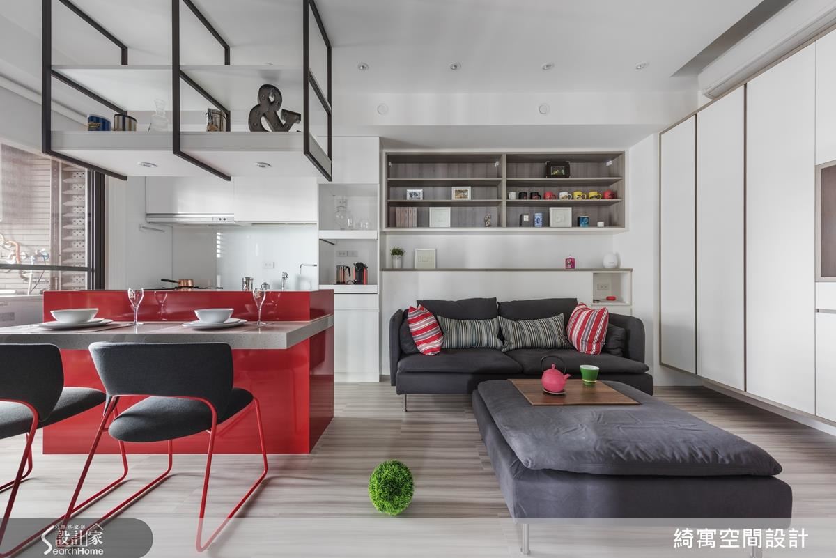 客廳和廚房各自獨立，讓小坪數也能擁有明確的使用空間。