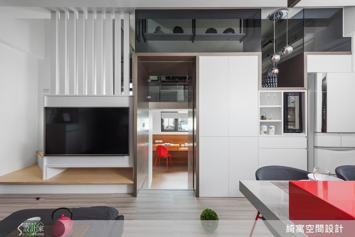 以簍空的間隔設計整合電視牆和樓梯，讓落地玻璃窗設計讓太陽的光影能直接與屋內的對角線中閃閃發耀。