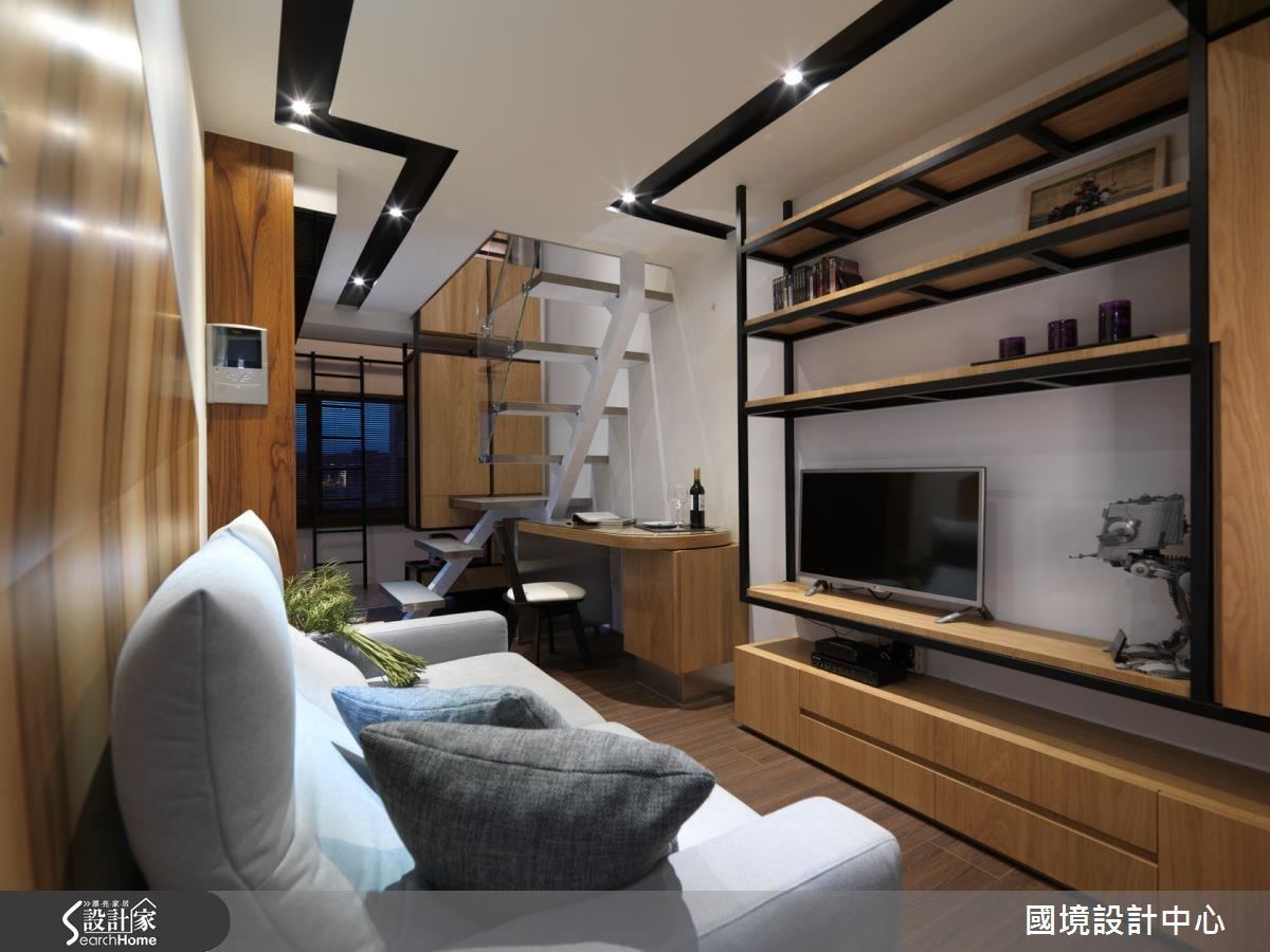 狹長格局的 9 坪樓中樓，要住進一家 4 口，竟然還能有 2 房 2 廳 2 衛的空間配置？不僅如此，小坪數的生活空間，更擁有魔術般的生活機能！讓原本採光不良、格局不佳的 9 坪小宅，變身成為有寬敞晾衣間、可以泡湯的超完美日式風度假宅！