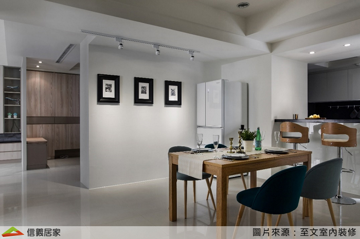 利用吧檯區隔廚房與餐廳的空間，同時也來一些生活情趣，整體配色採單色系，運用深淺變化使視覺不單調、更提升氛圍質感。