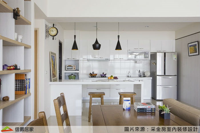 以溫潤白勾勒出的開放式廚房，不僅增大空間感。夫妻兩人也可在此各自做自己的事，同時又享受有人陪伴的感覺。