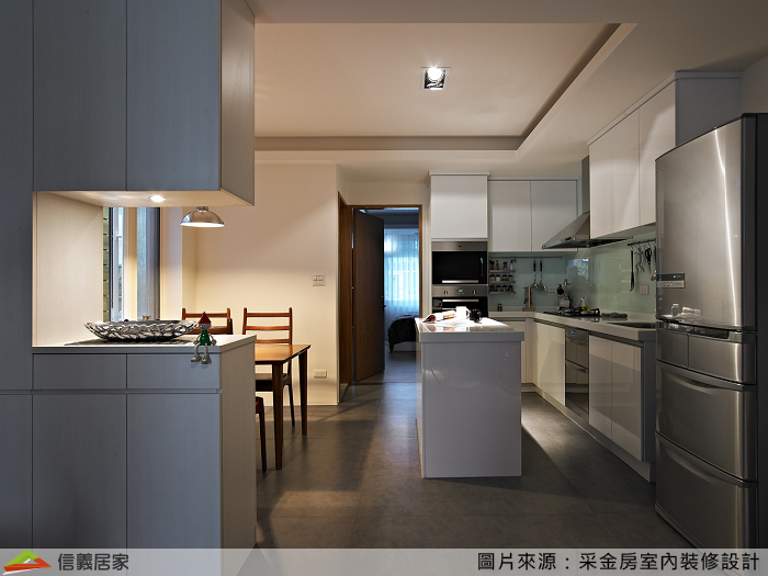 開放式的廚房空間也是屋主所期盼的，在飯廳與廚房間規劃中島櫃，不僅讓屋主在烹飪時有更多的檯面空間，更兼具收納、吧檯等多重機能。