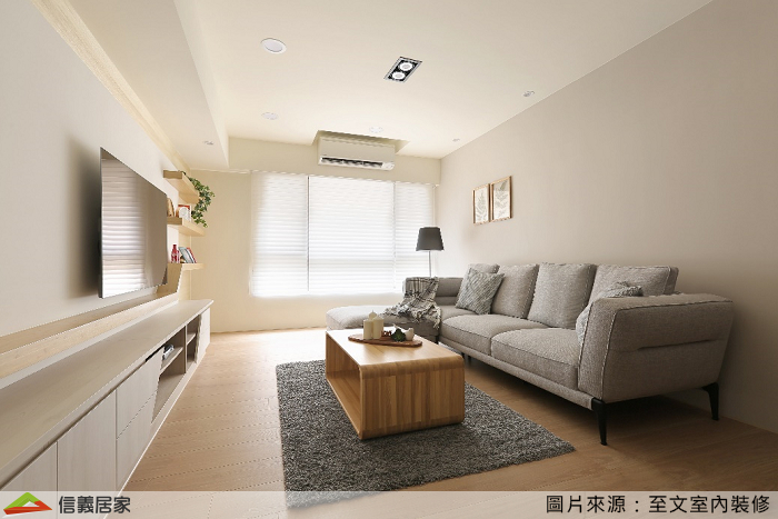 利用簡單的三個元素，層板、木紋與系統門片的設計帶出線條感，使一進門的視覺有延伸的感覺，搭配溫暖的色系放大了空間感。