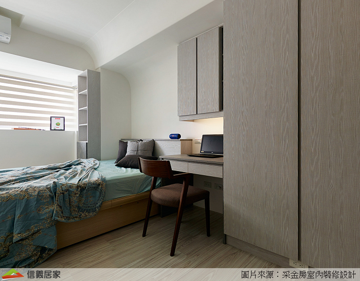 設計師運用不同明暗度的灰色搭配木紋質感，展現低調簡約的氛圍，讓家的質感瞬升