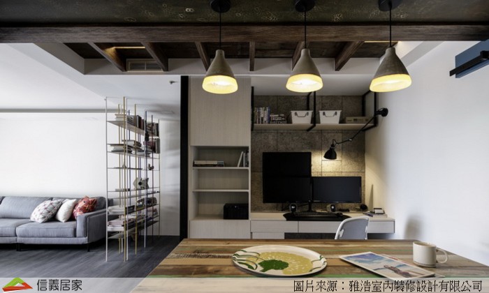 餐廳橫跨大樑，以淺木樓板及木樑結構，化解壓迫感，從木樓板透出的光線，則作為餐廳的光源。