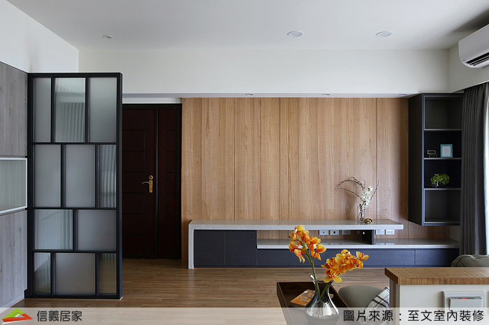 拆去原有厚重木作屏風，將屏風瘦身，以半透視的玻璃去做變化，讓玄關空間不再擁擠。