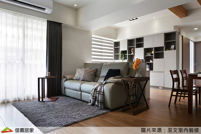 開放式手法規劃書房的空間，將天然的光線引入室內