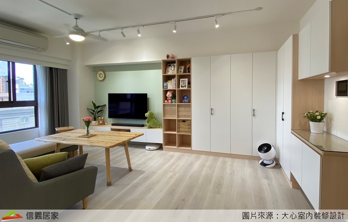 不同於制式的組合櫃，系統家具可依據空間大小形狀，量身訂做櫃體，連零碎的畸零空間也不放過。板材的顏色材質可自由選擇搭配，深色木紋、淺色木紋都可營造出不同的風格氛圍，依據居家整體設計做搭配。另外還有多元配件選搭，客製化專屬自己收納需求的櫃體。