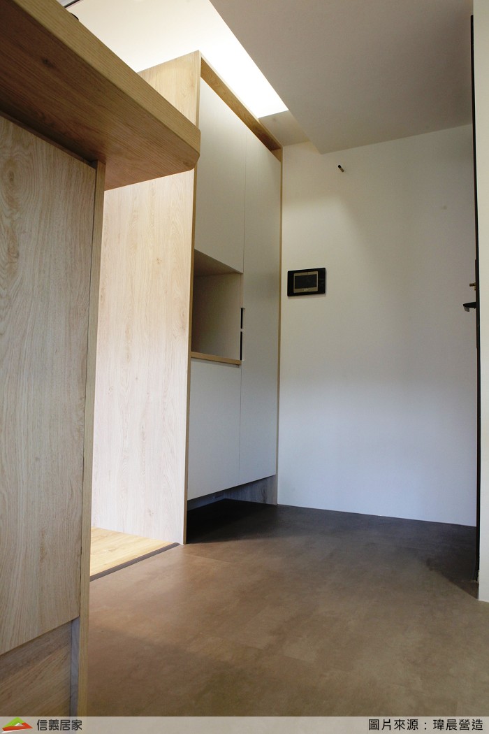 ，中間的置物平台則用來放置隨身小物，底下的空間當然就是掃地機器人的家啦