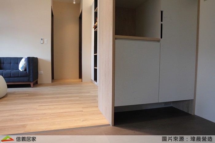 用仿水泥粉光的PVC地板作成落塵區，用色彩及紋理的變化來區隔空間，上下鏤空的系統鞋櫃讓屋主可以放滿最愛的籃球鞋