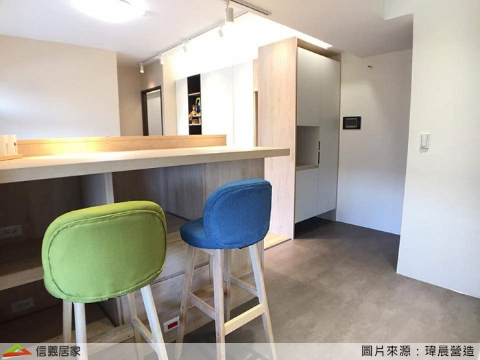 入門玄關的左側就是開放廚房