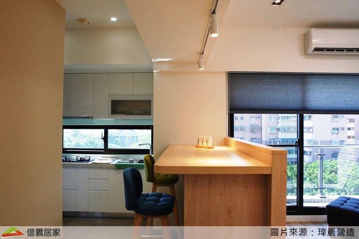 結合了電器矮櫃、吧檯餐桌和電視矮牆三種功能，解決了收納、使用和方位三個不同層面的問題！