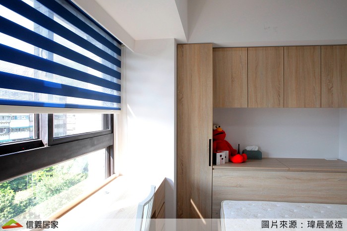 衣櫃、書桌、床頭高低收納櫃充分利用大樑下方的空間，化解壓樑的風水考量，