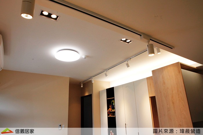 運用各式燈具來點綴平整的天花板，並以簡單的擺設和裝飾，