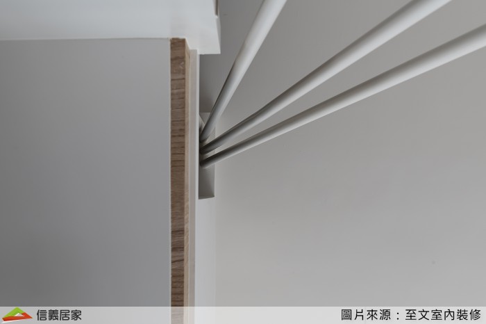通往儲藏空間的扶手，以交錯白色噴砂設計