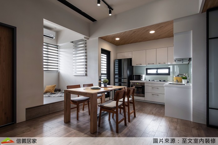 將餐桌與廚房相鄰設計做為整體空間的延展，採光上盡量以明亮為主就能讓視覺大膨脹。