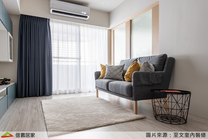 大面積的落地窗讓自然光線充分的照進室內，使空間更明亮開闊