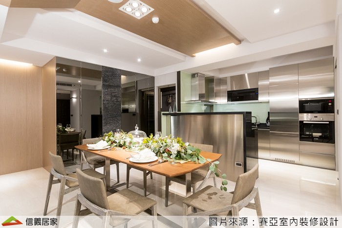 將廚房最重要的收納機能，收於整面相同色調或材質的櫃體，簡化多餘的門片、把手裝飾