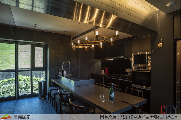 廚房還需兼顧清潔便利性，建議可以使用不鏽鋼、鍍鋅鋼板等具金屬光澤，或烤漆玻璃等具通透感的建材