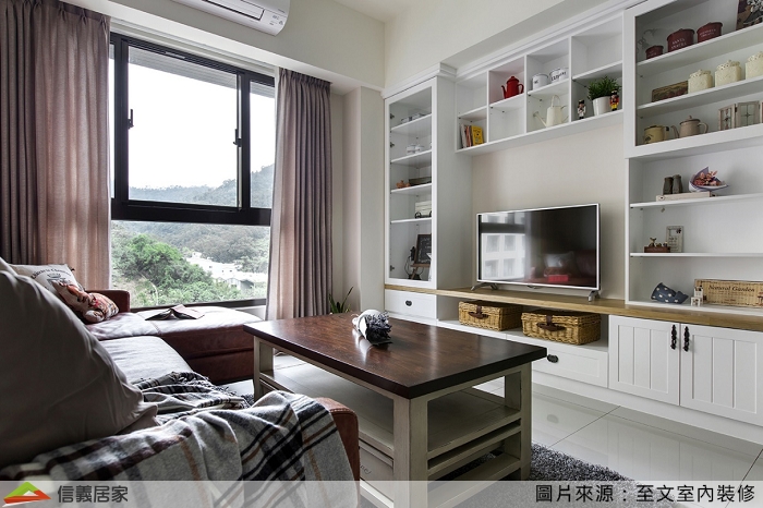 精心蒐集的鄉村雜貨結合展示櫃,成了最具個人特色的居家布置