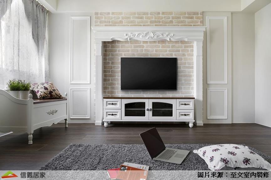 ▲利用典雅的造型線板及復古石壁紙，打造可愛的鄉村風壁爐。