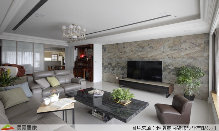 將神明桌轉化融合了客廳電視牆。