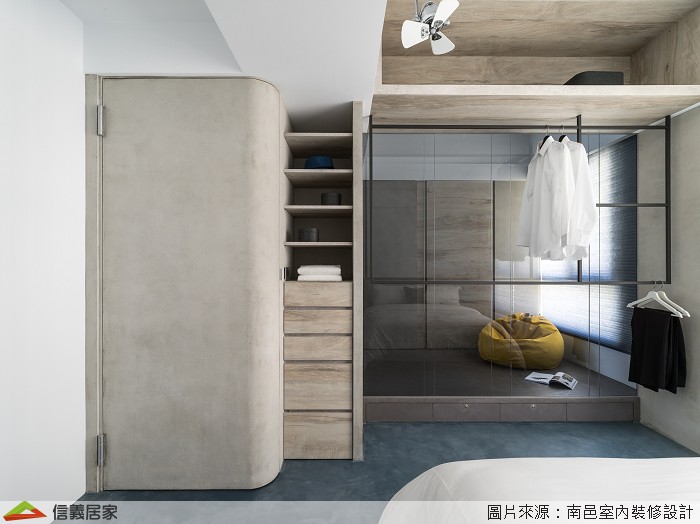 「實牆結合衣櫃」能保持房間的寧靜，還可擁有大型的收納空間。