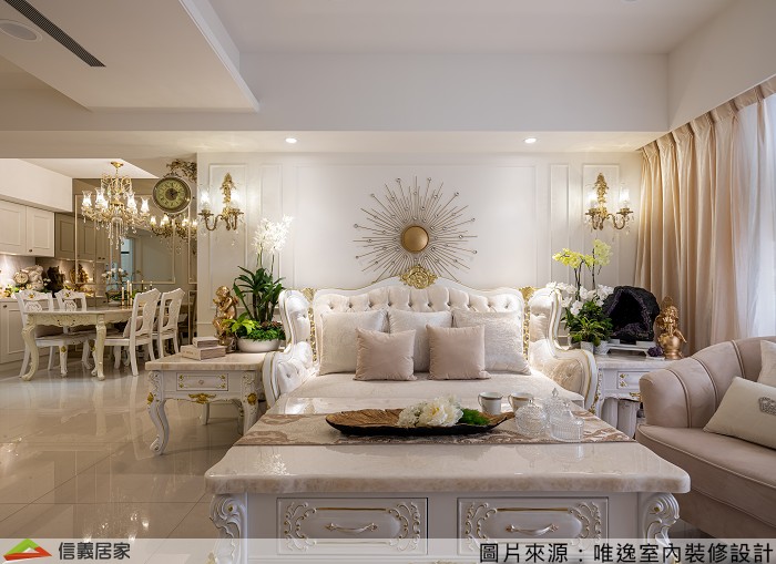 粉色的抱枕，沙發茶几的花邊刻紋，氣派的吊燈和背牆裝飾，讓整個家都像是用浪漫在點綴生活，優雅中又貴氣滿點！